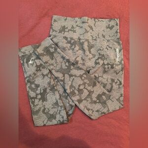Gymshark Olive Green Camo Seamless Scrunch Butt Leggings Size Small